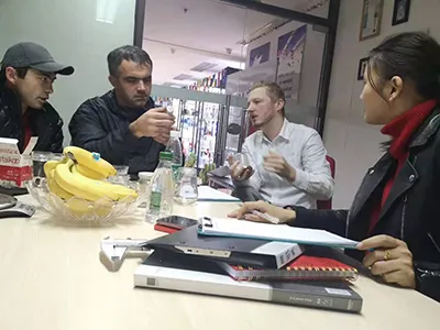 زيارة عميل روسي: نقاشات مثمرة حول برطمانات المربى الزجاجية