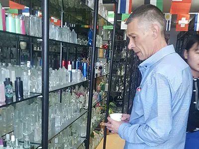 زيارة عميل من هولندا: نقاشات مثمرة حول زجاجات وعبوات الصلصات والصوص