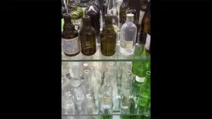 قوارير بيرة وشعير ومشروبات غازية