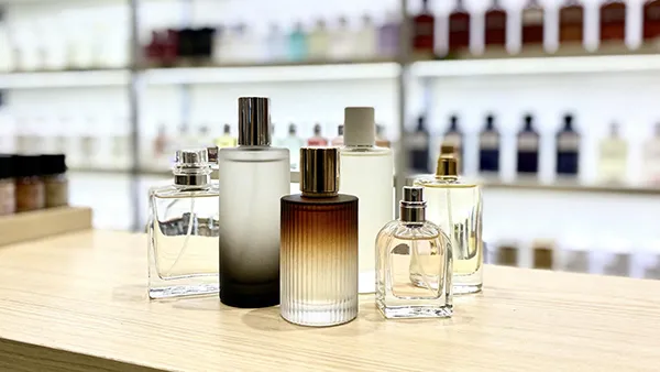 زجاجات وقوارير عطور فارغة (بغطاء ومضخة بخاخ)